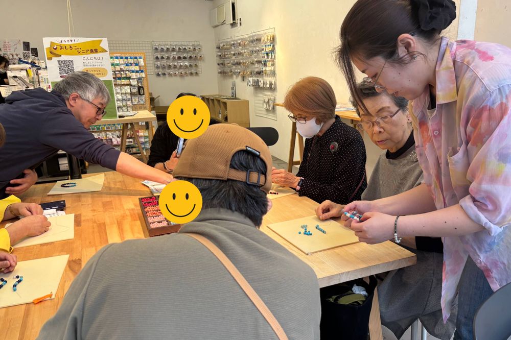 スタッフのサポートを受けながらビーズを選ぶ参加者
