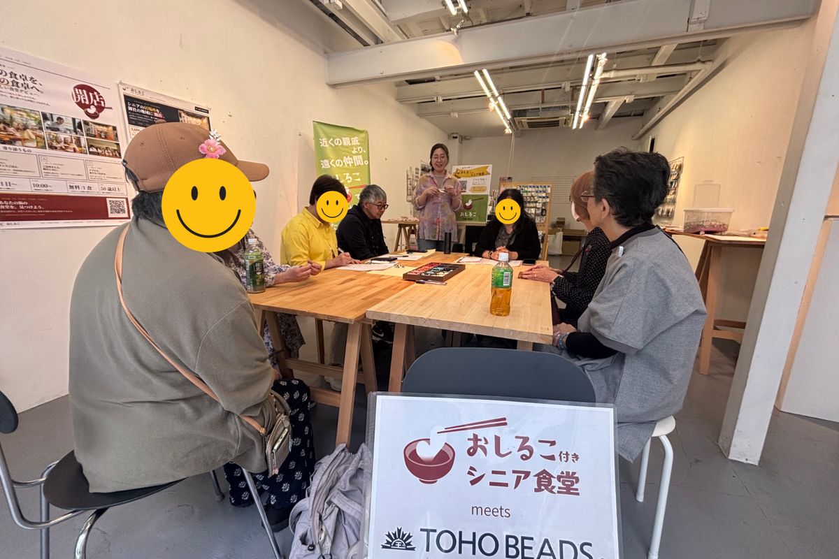 テーブルを囲んでビーズ作りを楽しむ参加者のみなさん