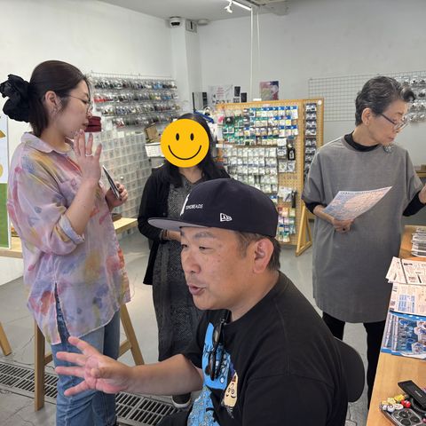 会場でスタッフの説明を聞く参加者