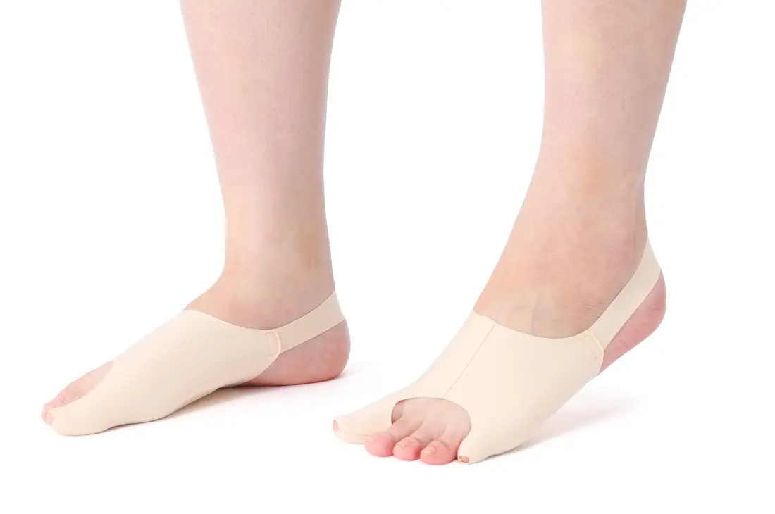 足底のアーチを整え足にかかる負担を分散！　鼻緒効果で足指を広げ歩行を助ける「外反防止サポーター アーチメイクプロ」【PR】